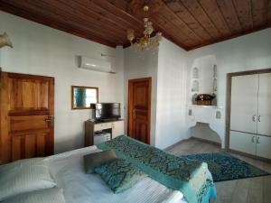 1 dormitorio con cama y lámpara de araña en Sehrizade Konagi, en Amasya