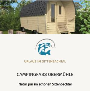 une photo d'une maison de camp et une photo d'un panneau dans l'établissement Fasshotel Westernwagen, beheizt 2-3 Personen, à Kirchensittenbach