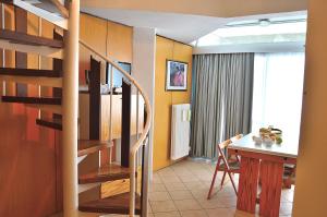 een keuken en eetkamer met een trap en een tafel bij Marilleva 1400 in Marilleva +7 foto's