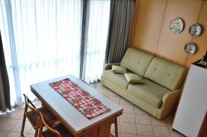 een woonkamer met een tafel en een bank bij Marilleva 1400 in Marilleva