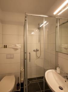 La salle de bains est pourvue d'une douche et d'un lavabo. dans l'établissement ☆ Modern stylish flat in central location, à Wilhelmshaven