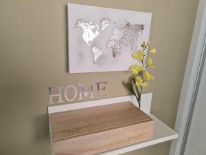 a shelf with a home sign and a world map at Sybarix Apartment: Precioso apartamento con vistas al golf y el mar in La Envia