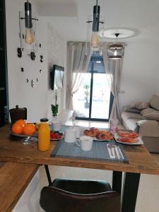 La Envia的住宿－Sybarix Apartment: Precioso apartamento con vistas al golf y el mar，厨房配有餐桌和食物