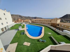 Bazén v ubytovaní Sybarix Apartment: Precioso apartamento con vistas al golf y el mar alebo v jeho blízkosti