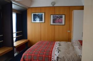 Łóżko lub łóżka w pokoju w obiekcie Marilleva 1400