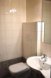 マリッレーヴァにあるMarilleva 1400のバスルーム(トイレ、洗面台付)