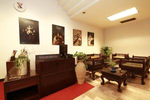 O saguão ou recepção de The International Hotel Chiang Mai - YMCA