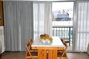 een eettafel met twee stoelen en een raam bij Marilleva 1400 in Marilleva