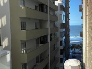 Vom Balkon eines Gebäudes genießen Sie Meerblick. in der Unterkunft ACC61C - Quadra Mar, 3 Dorm, Climatizado, Wi-Fi in Balneário Camboriú