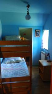 سرير بطابقين أو أسرّة بطابقين في غرفة في Organistowka