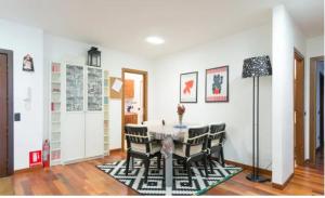 Un comedor con mesa y sillas en Apartment Oltremarestudios, en Nápoles