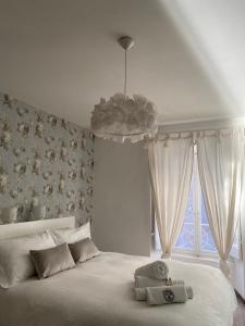 sypialnia z dużym białym łóżkiem i dużym oknem w obiekcie L'Albero della Vita w mieście Viterbo