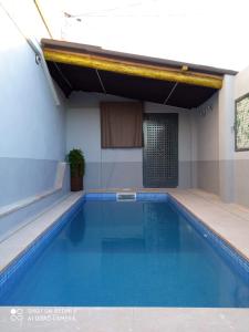 una piscina con acqua blu in un edificio di Casa Sara a Deltebre