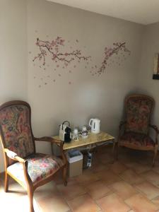 Příslušenství pro přípravu čaje a kávy v ubytování Hotel L'Oustau de la Font