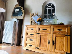 Vestidor de madera en una habitación con ventana en Landhaus Lindenbusch en Weseke