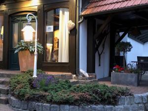 ein Straßenlicht vor einem Gebäude in der Unterkunft Landhaus Lindenbusch in Weseke