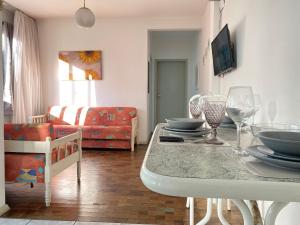 uma sala de estar com uma mesa com óculos e um sofá em BPT22 - Quadra Mar, Climatizado, TV Smart, Wi-Fi em Balneário Camboriú