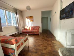 uma sala de estar com um sofá e uma cadeira em BPT22 - Quadra Mar, Climatizado, TV Smart, Wi-Fi em Balneário Camboriú
