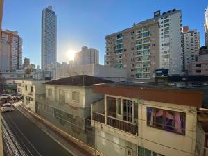 uma vista para uma rua da cidade com edifícios em BPT22 - Quadra Mar, Climatizado, TV Smart, Wi-Fi em Balneário Camboriú