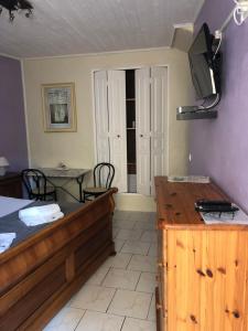 TV a/nebo společenská místnost v ubytování Hotel L'Oustau de la Font