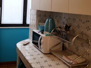 a kitchen counter with a washing machine on it at Casa da Michelino in Palermo