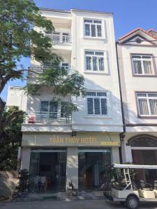 a view of the hotel from the street at Tuân Thuỷ hotel đảo Quan Lạn in Quan Lạn