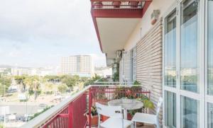 Un balcón con una mesa y sillas en un edificio. en Apartment Oltremarestudios, en Nápoles