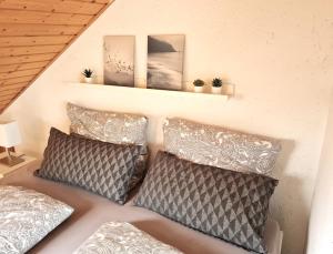 a bedroom with two pillows and a shelf on the wall at Chagall - helles und gemütliches Appartement in Uninähe in Mainz