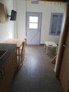 Köök või kööginurk majutusasutuses Ios Endless Blue Luxury Bungalows