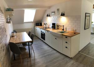 eine Küche mit einem Tisch und einer Arbeitsplatte in der Unterkunft Quartier Nr.1 in Bad Frankenhausen