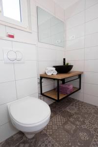Tugare的住宿－Apartment Maya Bellissima，白色的浴室设有卫生间和水槽。