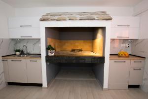 Kuchyň nebo kuchyňský kout v ubytování Apartment Maya Bellissima