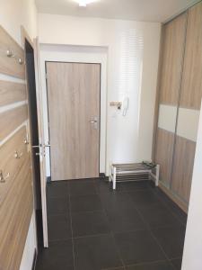 corridoio con porta e pavimento piastrellato di Apartmán Karolína a Poděbrady