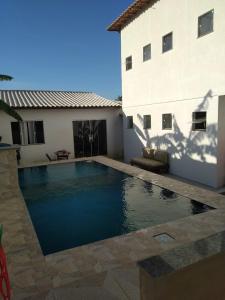 einem Pool vor einem Gebäude in der Unterkunft Casa enteira con piscina compartilhada in Búzios