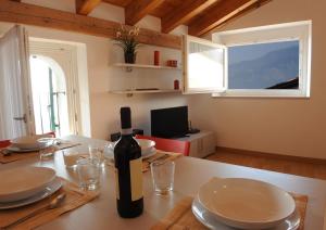 een tafel met een fles wijn erop bij Villa Borgo Borago in Brenzone sul Garda