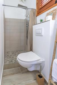 łazienka z toaletą i prysznicem w obiekcie Bungalow Sonia w mieście Cadet