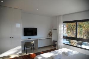 TV in/ali zabaviščno središče v nastanitvi Luxury 6 bedroom villa with privet pool in Paphos