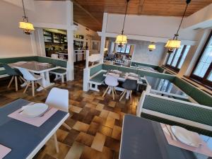 an overhead view of a restaurant with tables and chairs at Hotel PlannerInn in Planneralm