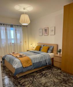 Un dormitorio con una cama grande y una lámpara de araña. en UIM Mediterraneo Juana Wifi, en Puerto Sagunto