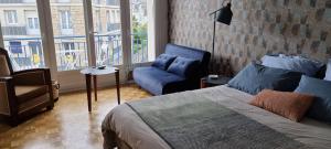 1 dormitorio con 1 cama, 1 silla y 1 ventana en Studio Roy Gradlon Quimper en Quimper