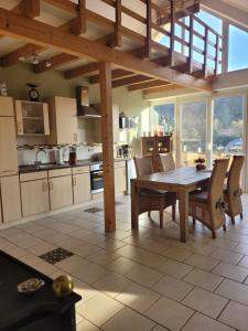 eine große Küche mit einem Holztisch und Stühlen in der Unterkunft Ahrtal Vier Sterne Ferienwohnungen Alexandra Weiler Panorama in Bad Neuenahr-Ahrweiler