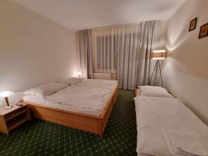 Rúm í herbergi á Hotel PlannerInn
