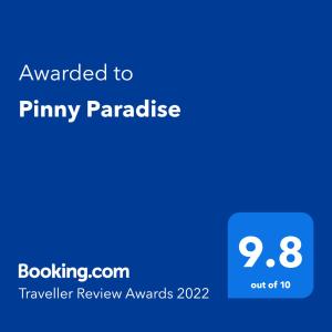 Et logo, certifikat, skilt eller en pris der bliver vist frem på Pinny Paradise