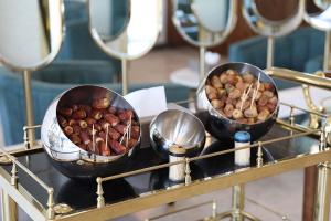 deux bols de nourriture sur une table avec des fruits à coque dans l'établissement مواسم للأجنحة الفندقية, à Al Kharj