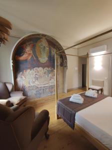 una camera da letto con un grande dipinto sul muro di San Pier Novello in Oltrarno a Firenze