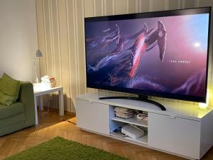 Televízia a/alebo spoločenská miestnosť v ubytovaní Super Apartament GREEN Rondo ONZ Metro NOWE Wifi 300 Mb/s AirCondition Netflix Spotify