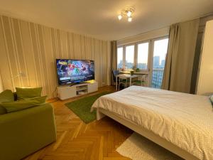 Televízia a/alebo spoločenská miestnosť v ubytovaní Super Apartament GREEN Rondo ONZ Metro NOWE Wifi 300 Mb/s AirCondition Netflix Spotify