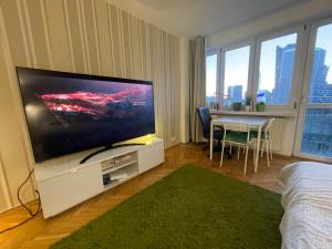 Televízia a/alebo spoločenská miestnosť v ubytovaní Super Apartament GREEN Rondo ONZ Metro NOWE Wifi 300 Mb/s AirCondition Netflix Spotify