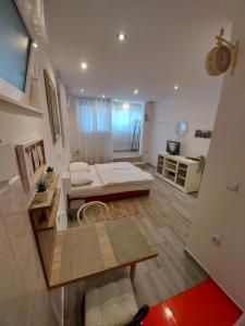 - un salon avec un canapé et une table dans l'établissement Studio Apartment CONTE Split, à Split