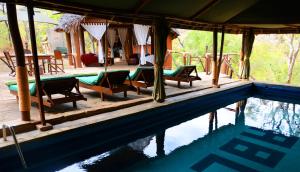 um resort com uma piscina e uma casa em Sable Mountain Lodge, A Tent with a View Safaris em Kisaki